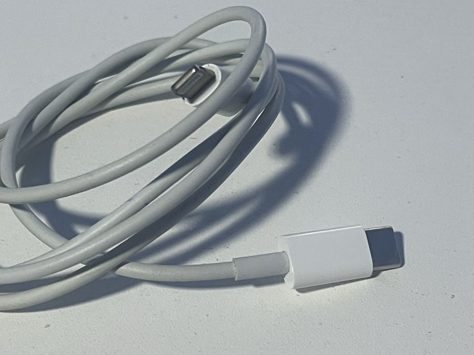 Iphone , cablul de alimentare original USB