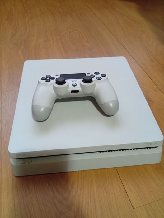 PlayStation 4 slim alb