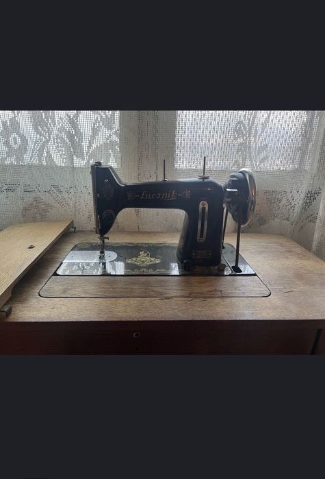 Стара крачна шевна машина