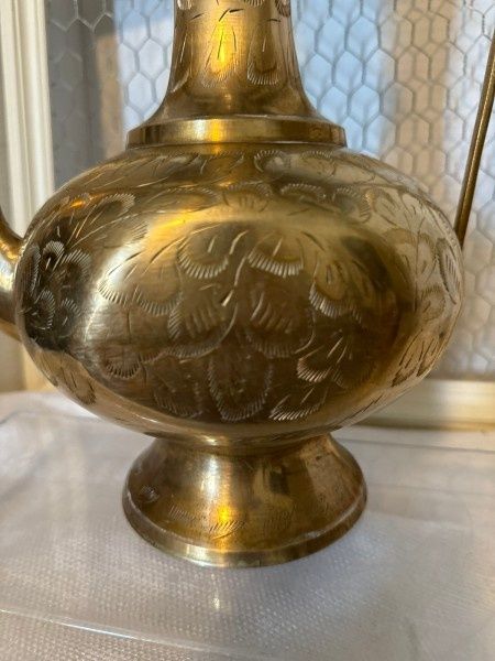 Superba carafa ,aftaba din bronz gravata