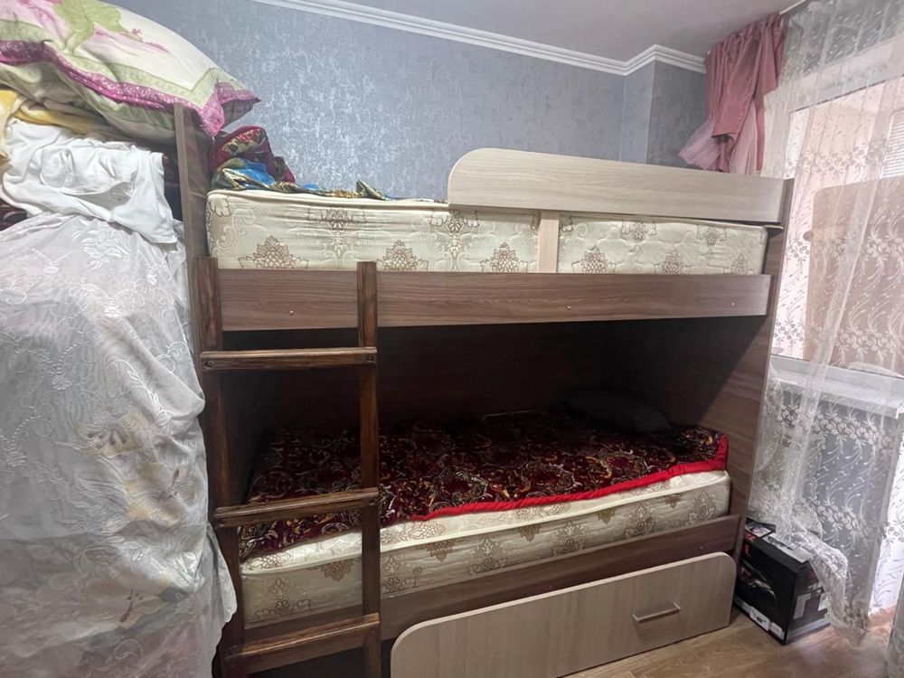 Двухярусная кровать , письменный стол, шкаф для одежды