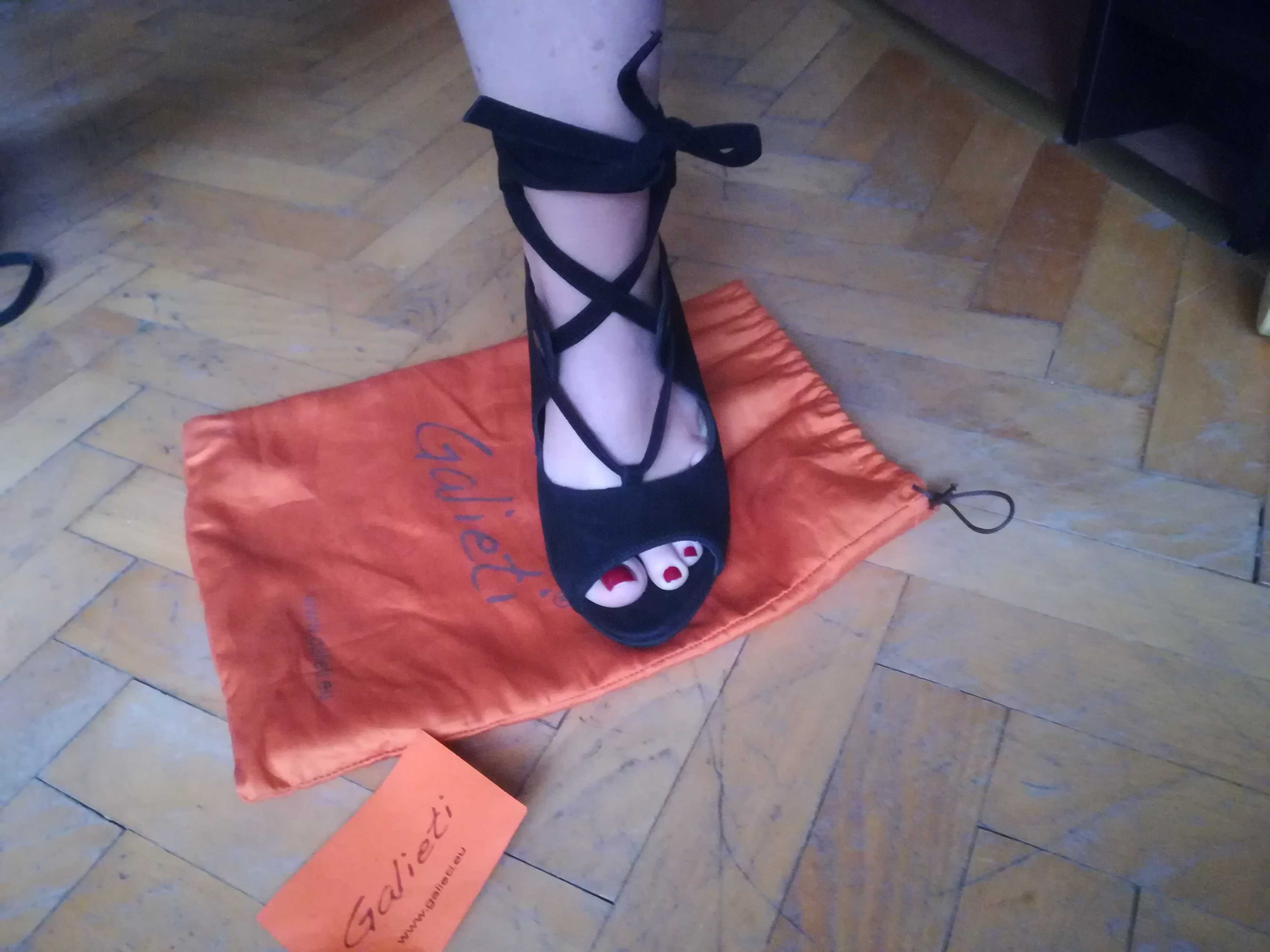 Италиански велурени обувки на ток