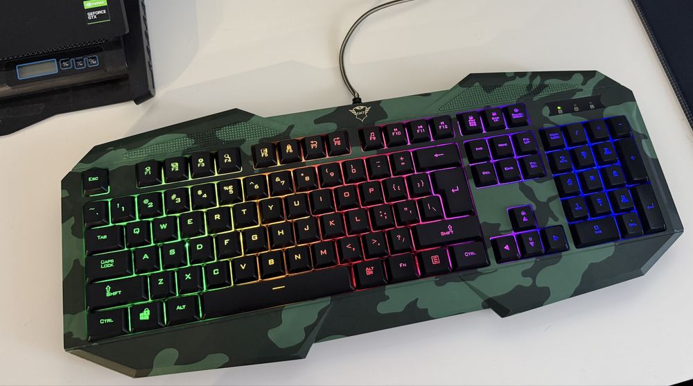 Tastatura Trust GXT 830 RW-C Avonn, iluminare