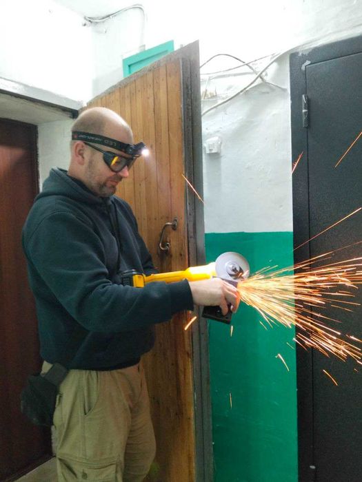 Установка замков в железные двери. Замена сердцевины. Ремонт ручек.