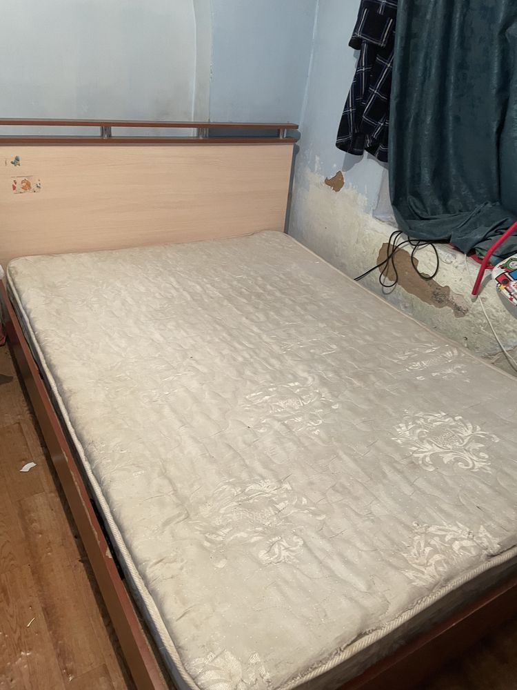 Продам кровать двух спальную с матрасом