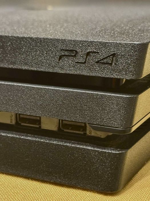 PlayStation 4 Pro 1TB с 10 Игри Пакет