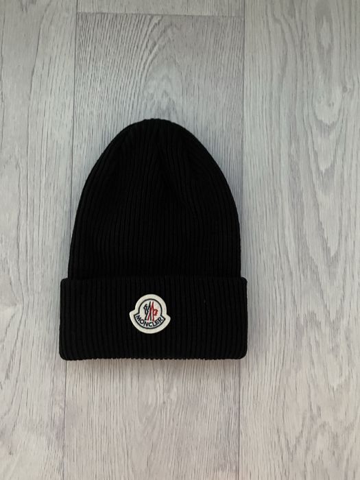 Шапка Moncler.   .