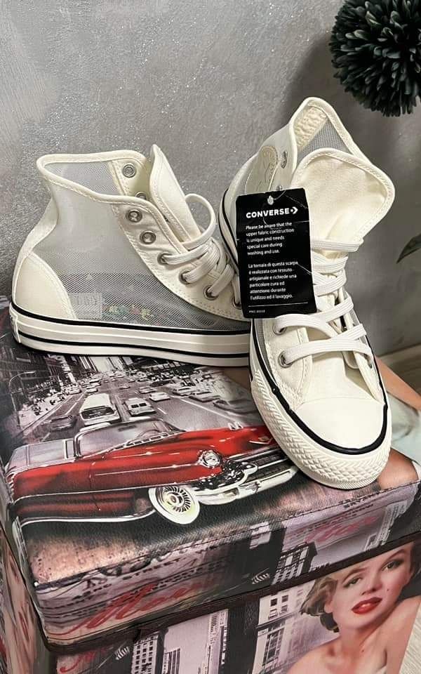 Летен модел дамски кецове на Converse.