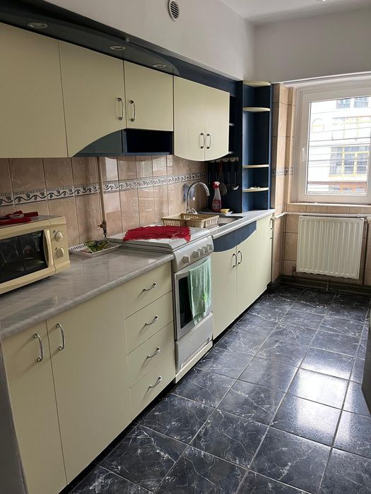 Închiriez apartament cu 3 camere