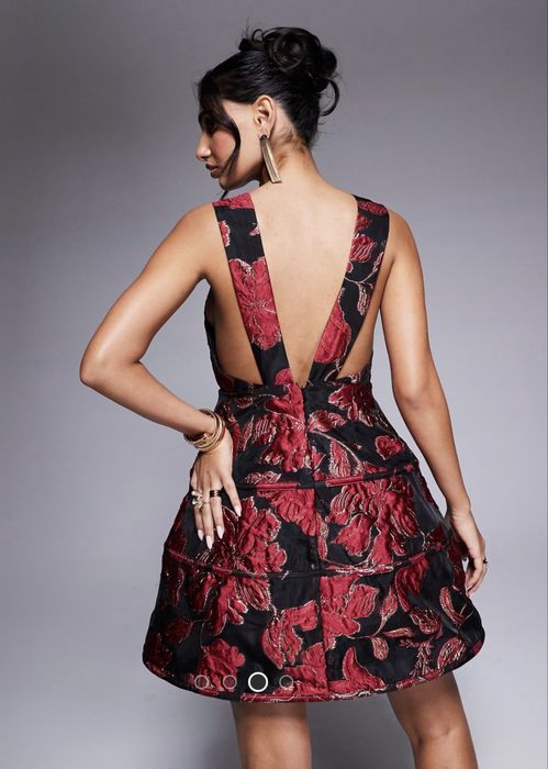 Bella Barnett ASOS нови официални рокли