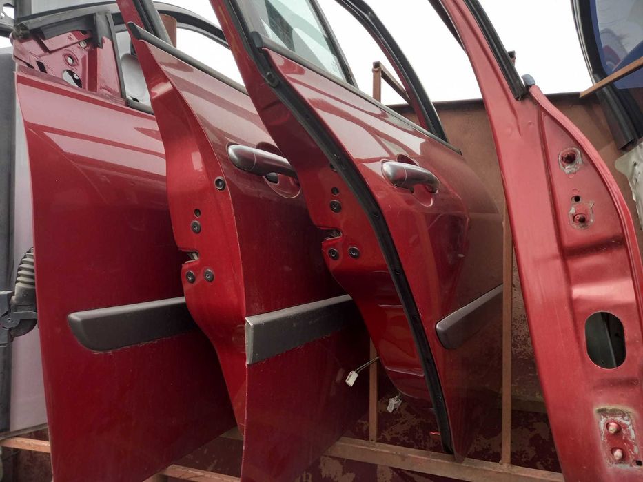 Renault Megane 2 hatchback, usa usi portiere, geam, geamuri, coltare.