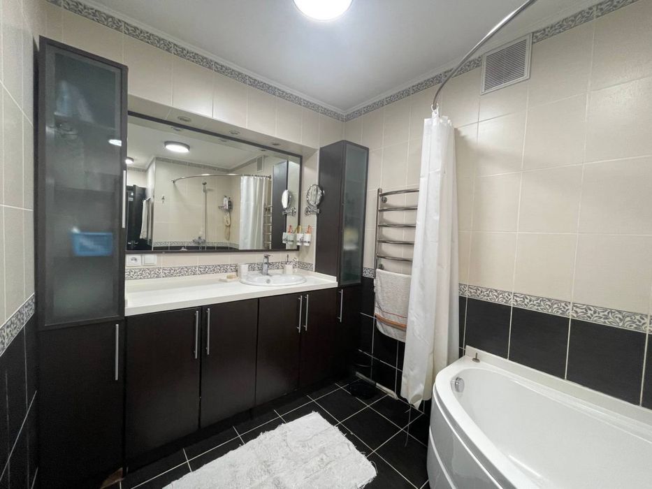 Продаётся 3-х комнатная квартира Ц-1  Эко Парк Памятник