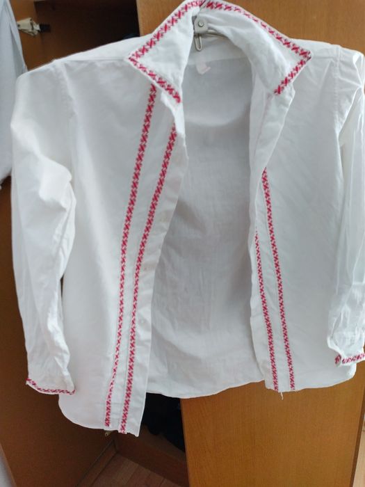 Продавам стари автентични ръчно изработени кенарени женски ризи