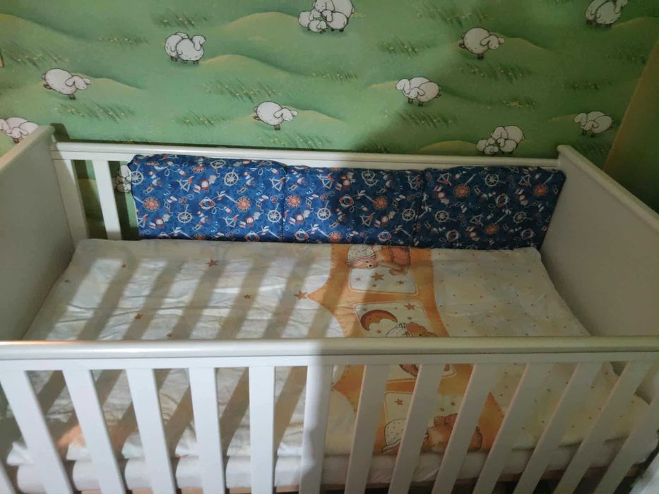 Бяла бебешка кошара