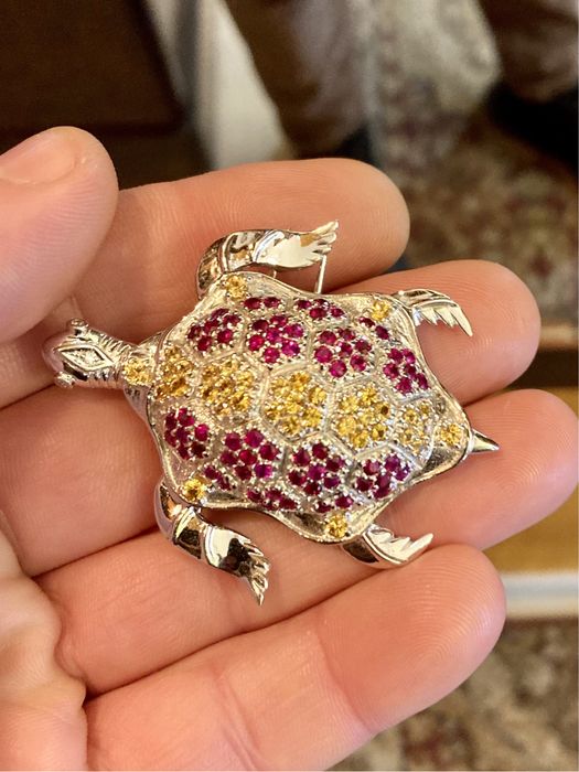 Brosa aur alb 18kt.cu rubine și safire