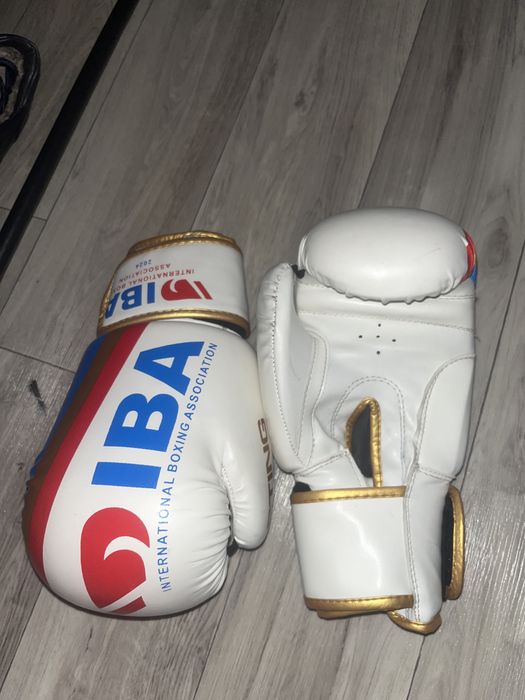 Перчатки IBA в хорошем сост