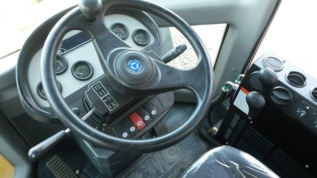 Продаем фронтальный погрузчик XCMG LW300FN