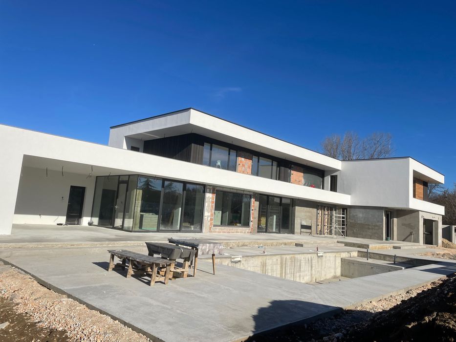 Строителство, изолация, алпинисти, ремонти, къртене и извозване .