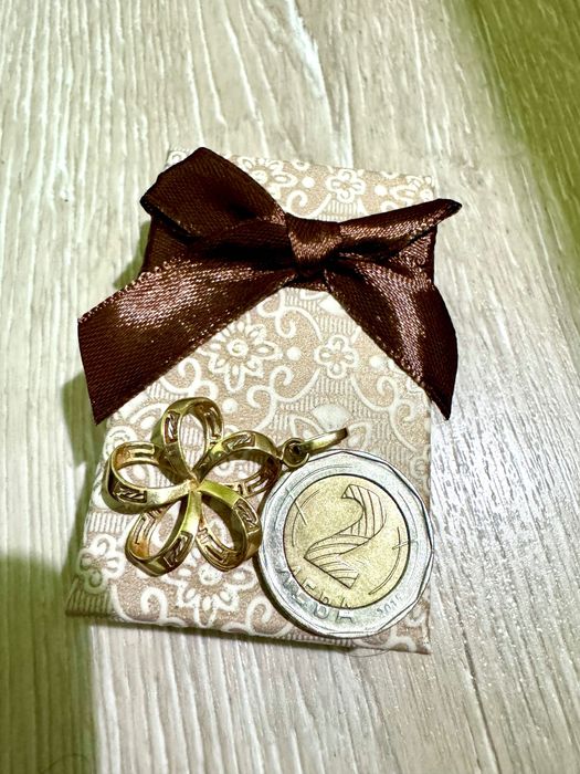 Златна висулка цвете детелина