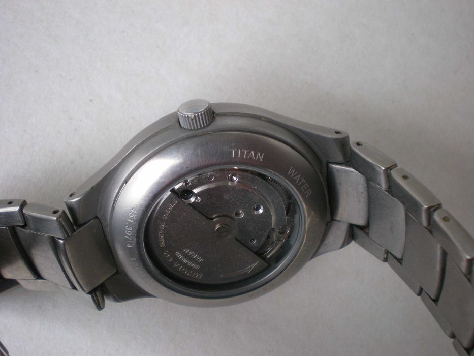 Часовник RIVADO титаниев