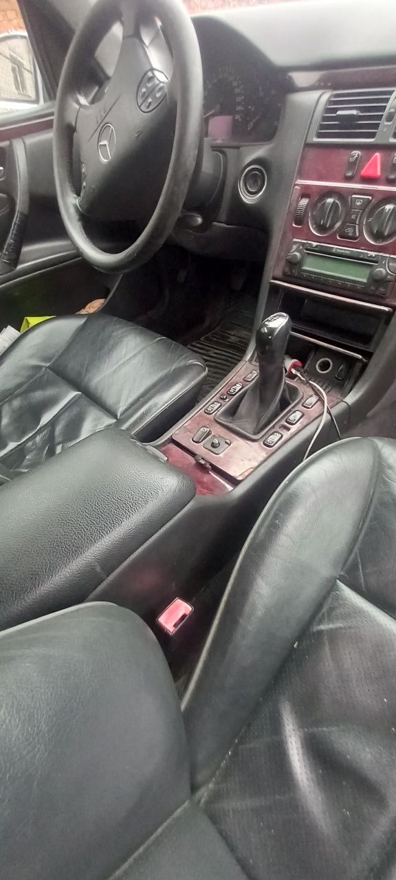 dezmembrez mercedes e class E 200 W 210 an 2001 E class