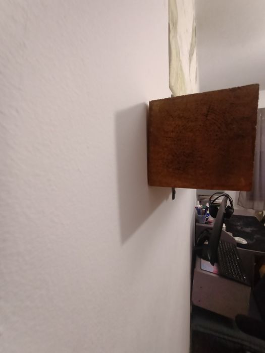 Polița din lemn cu suporți metalici