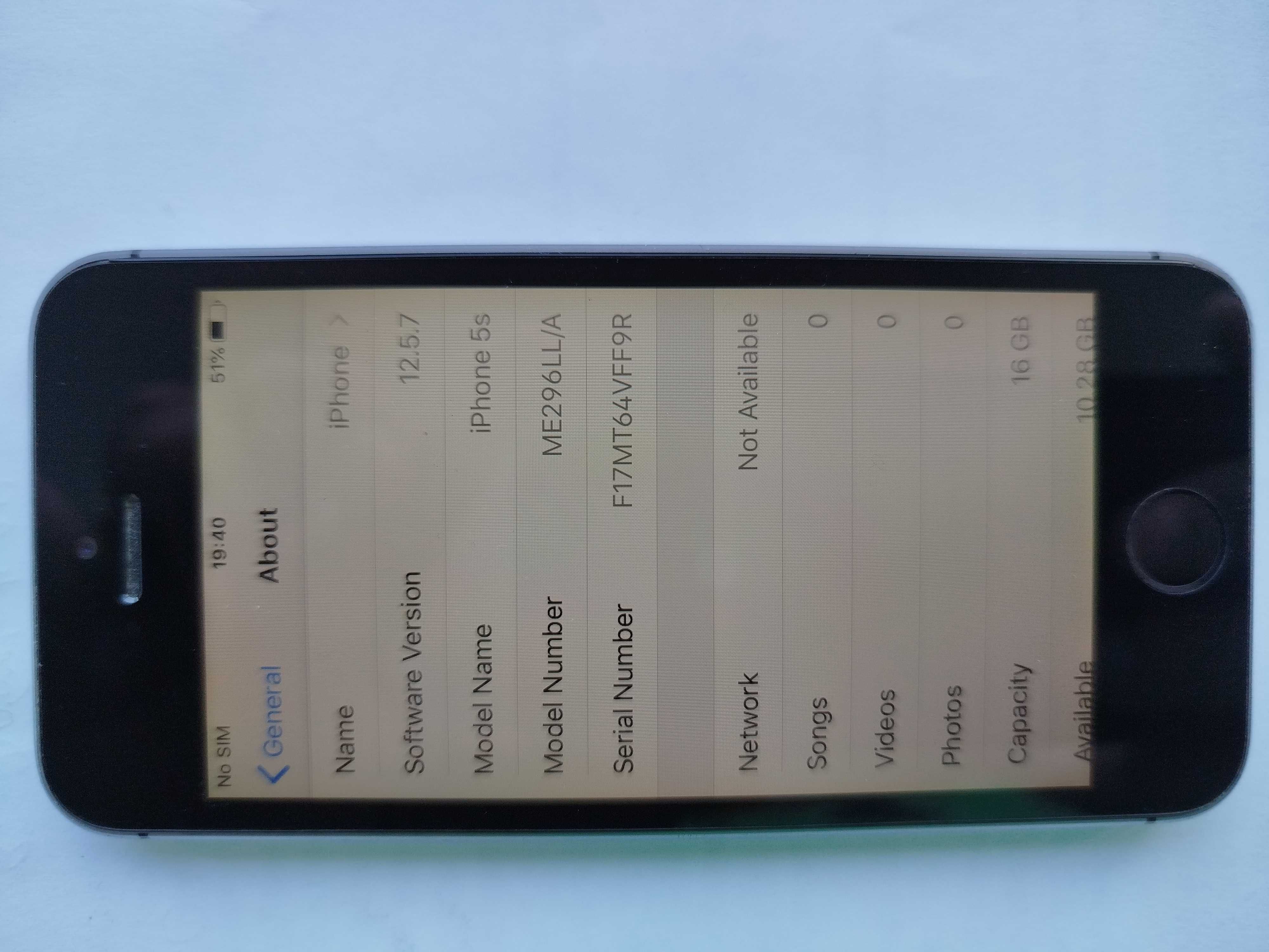 iPhone 5S със зарядно и слушалки