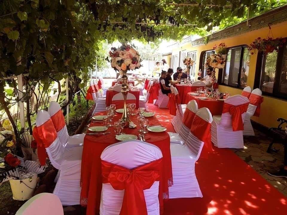 Mese, scaune, vesela, fete de masa, huse de închiriat