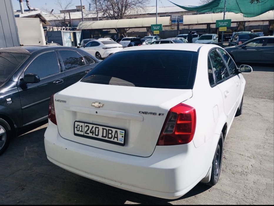 Автомобиль Lacetti
