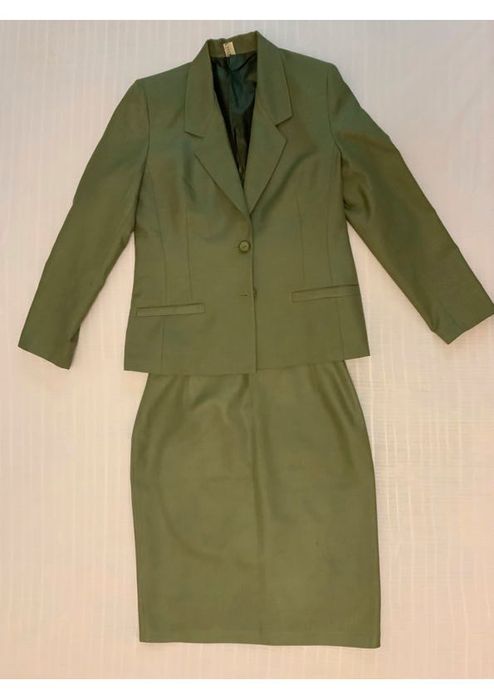 Продаем костюм новый женский классический строгий деловой