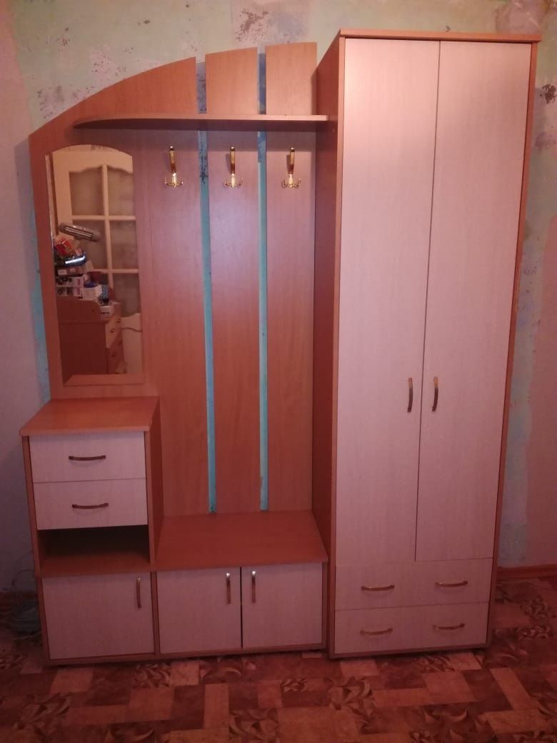 Продаем прихожую