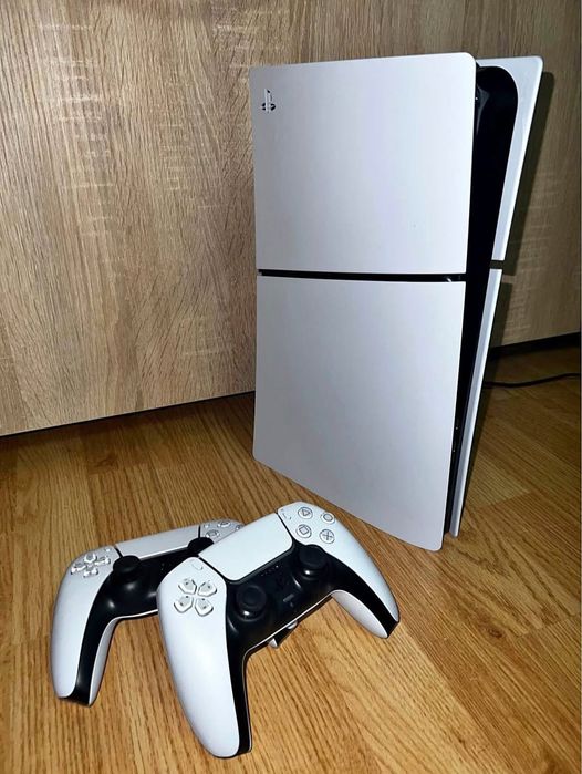 Vand PlayStation 5 cu 2 manete