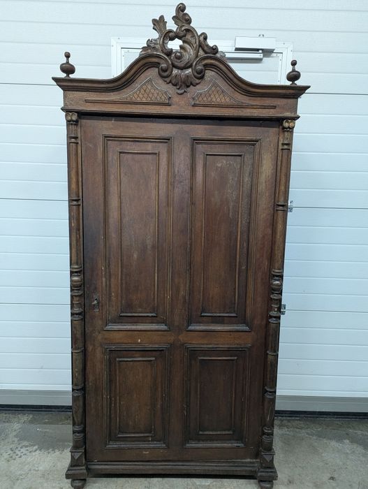 Античен дървен шкаф