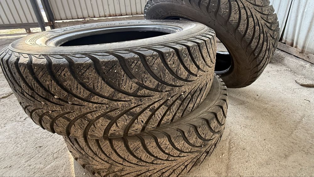 Зимние шины 215/65 16