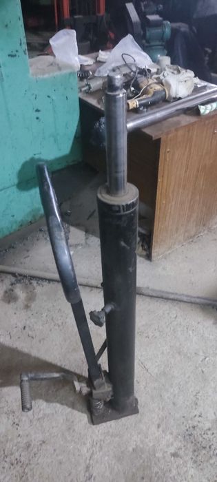 Гидроцилиндр с ручным насосом для механических штабелеров