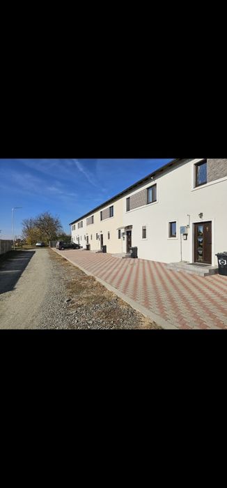 Case înșiruite la cheie, mobilate