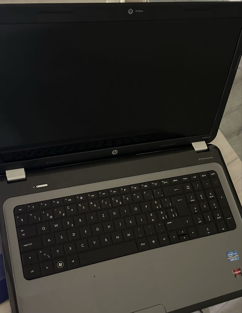 Laptop HP Impecabil. I5 8 GB Ram, AMD Radeon 7400