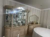 Продам гостиную мебель, состоит из следующего: комод с зеркалом, тумб: