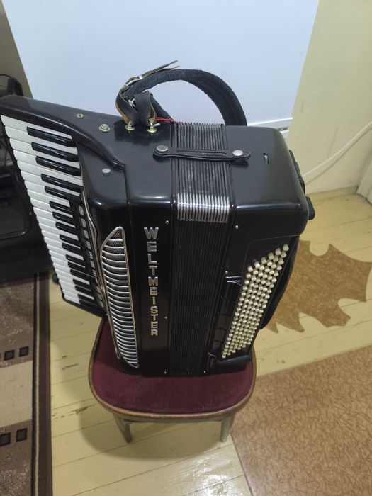 Продавам акордеон WELTMEISTER SUPITA
