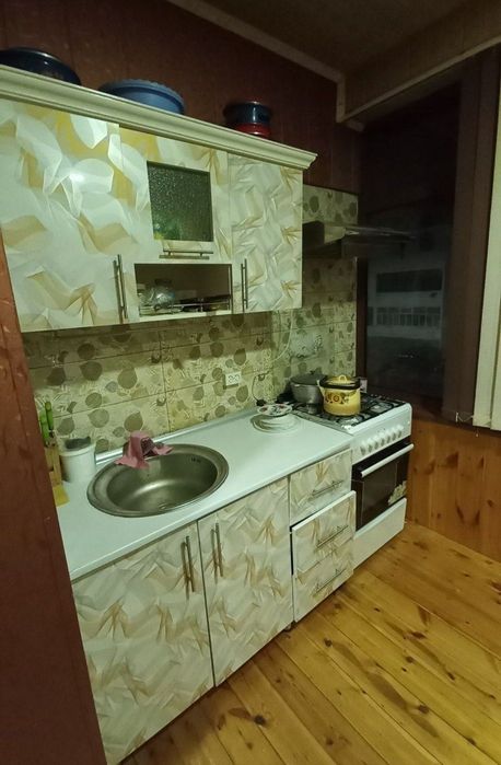 Gastronom oldida 3 xonalik uy sotiladi