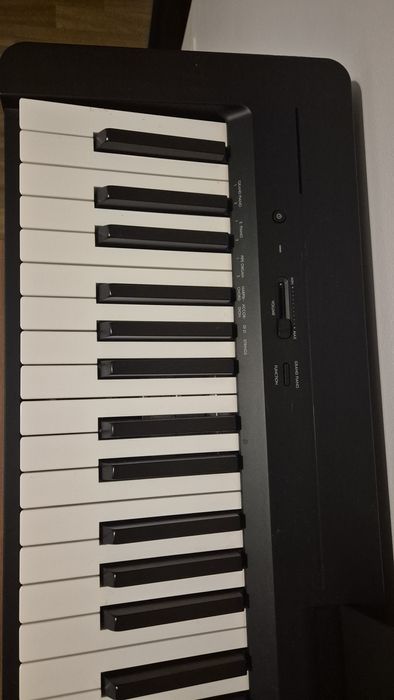 Pian digital YAMAHA P-145B