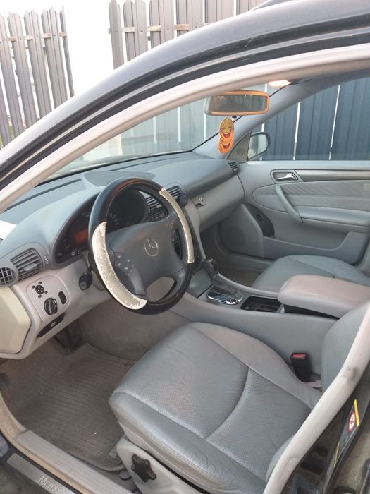 Dezmembrez Mercedes c class 2.2 2004