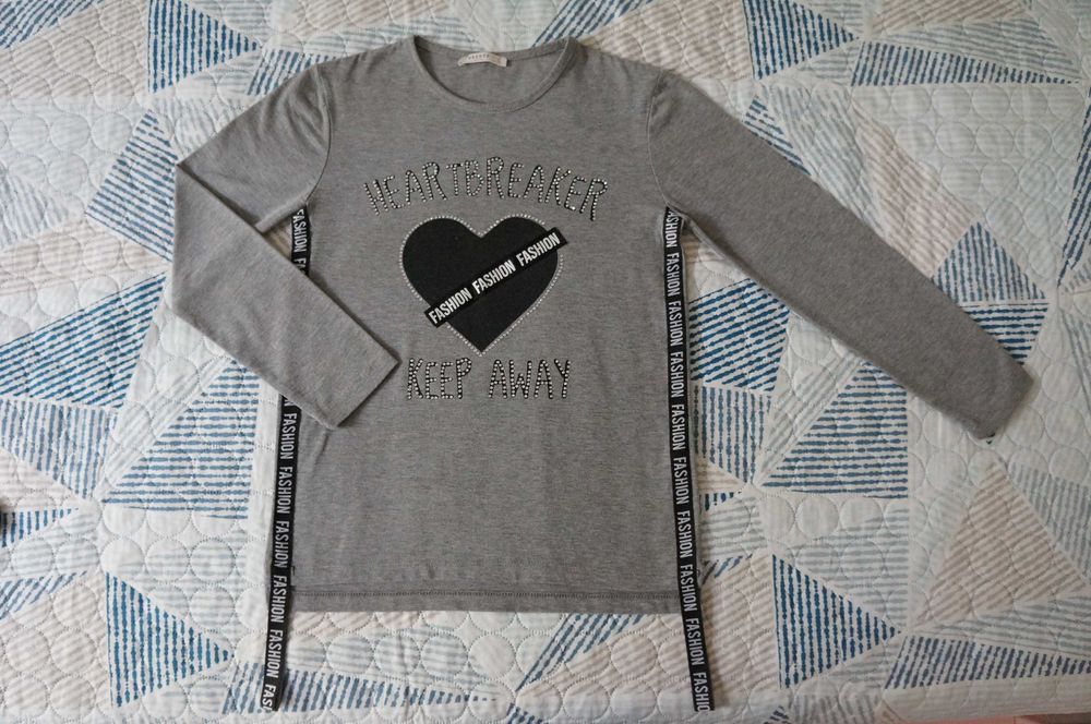 Модерна блуза туника с блестящи камъчета и закачлив надпис 140-146см