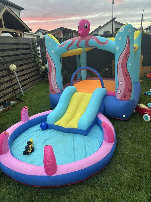 Castel gonflabil pentru copii cu tobogan si piscina