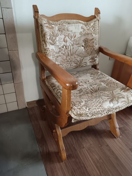 Стари масивни столове в отлично състояние 4 бр.