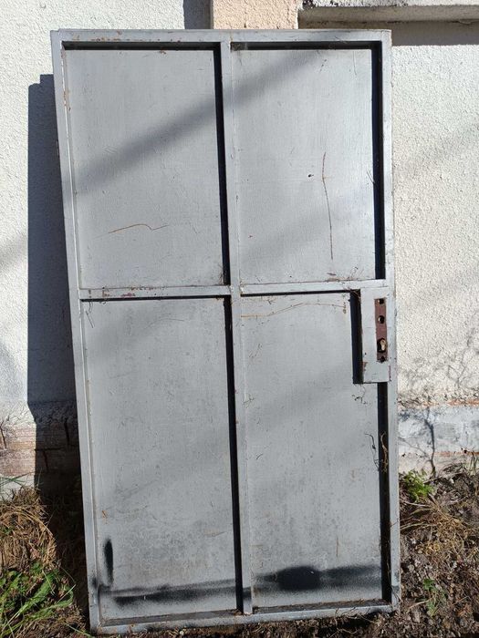 Продавам метални врати две крила за гараж