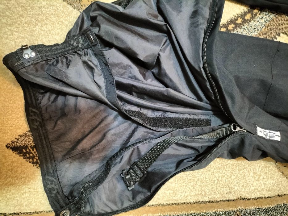 Vând pantaloni de ski pentru adulți, mărimea L!