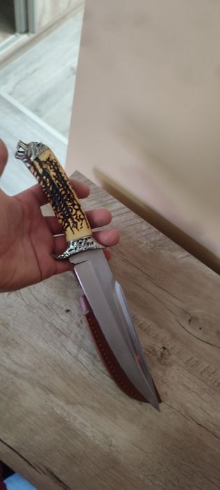 Cuțit de vanatoare sculptat manual din oțel lupul Dacic o bijuterie .