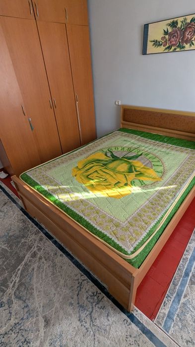 Большая кровать с матрасом