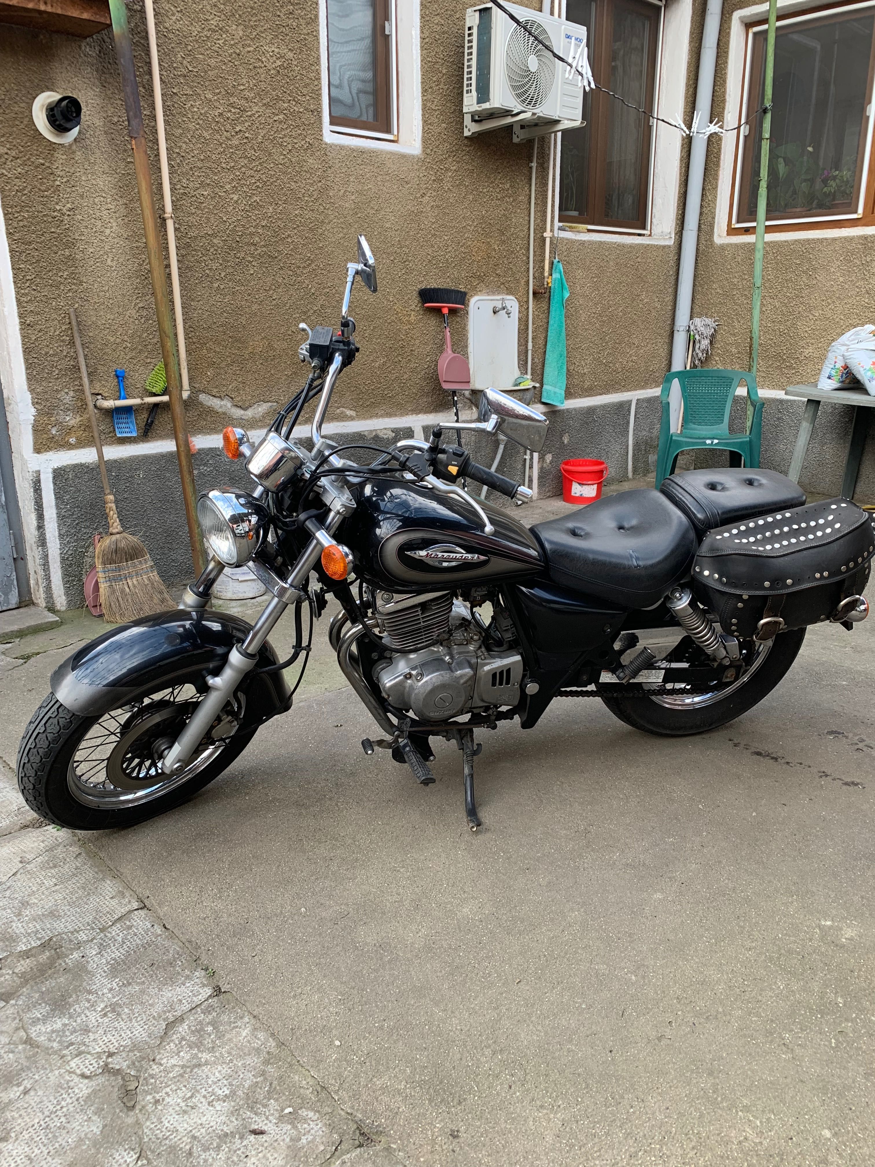 Vând motocicletă Suzuki